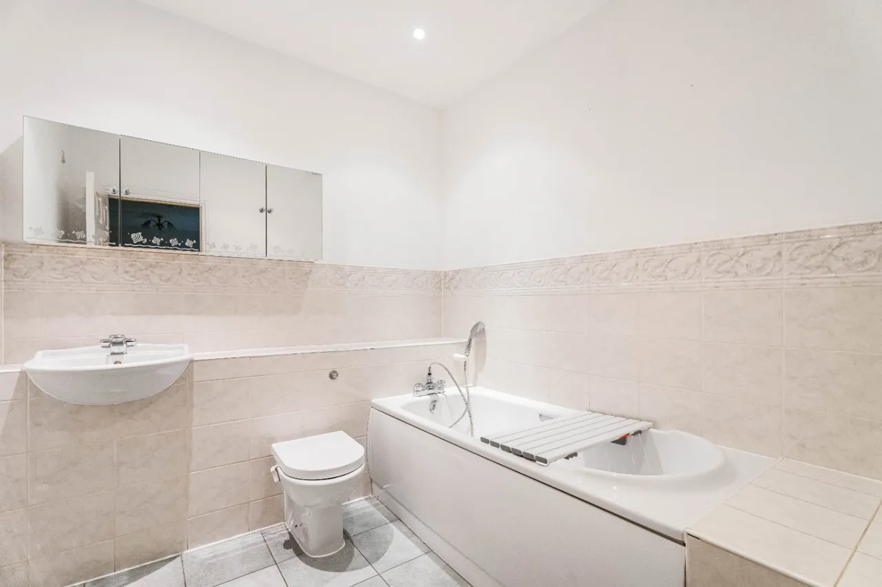 Uxbridge Road, Stanmore, HA7, photo 12