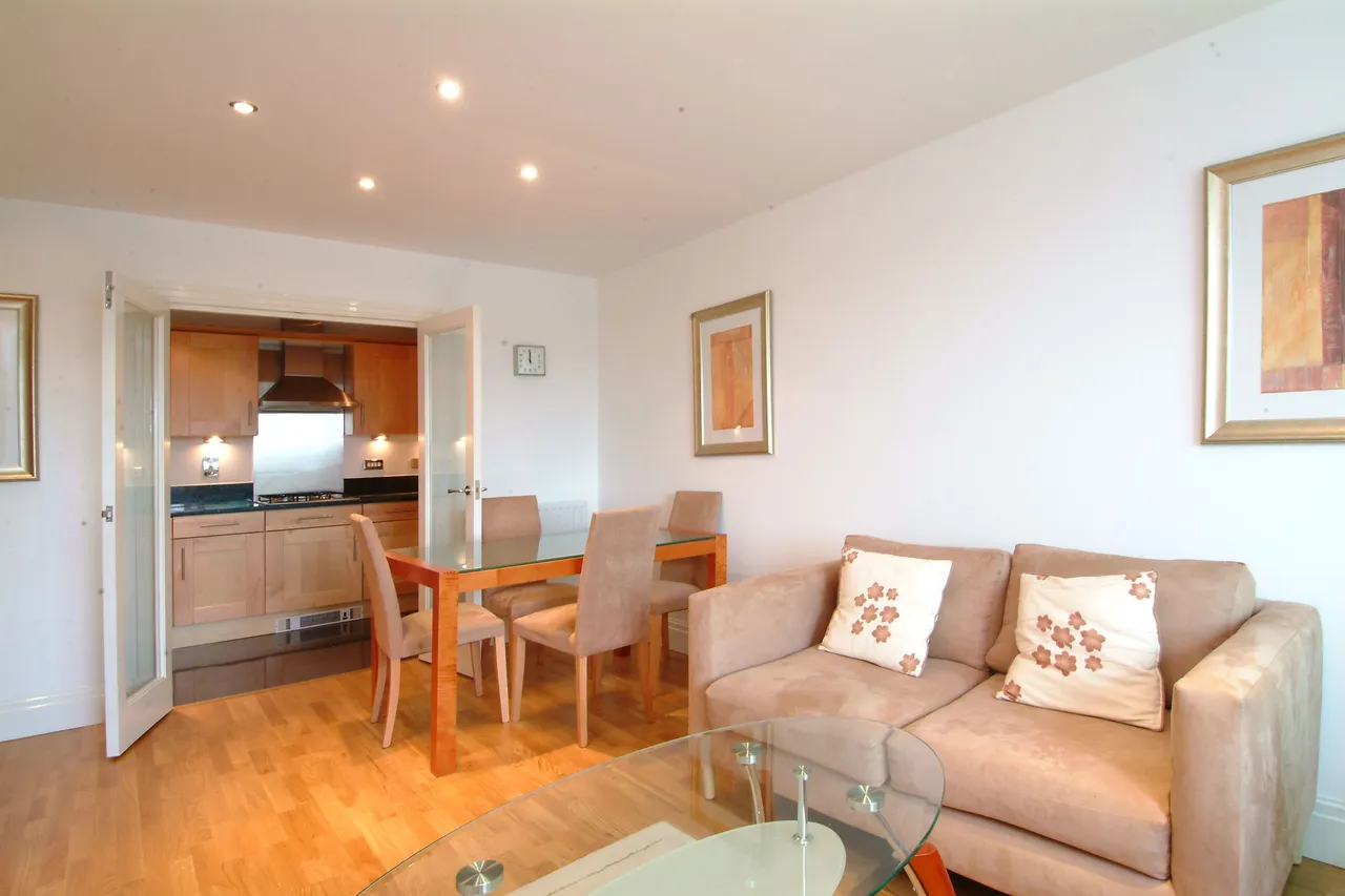 150 Warren House, Beckford Close, London, photo 4