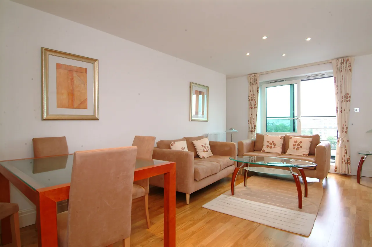 2 bed flat to rent — 150 Warren House, Beckford Close, London
