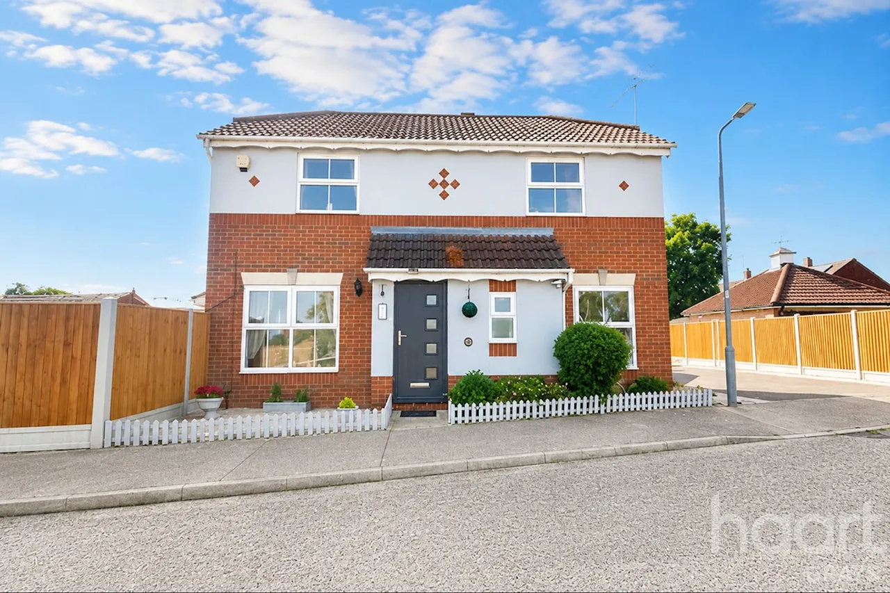 3 bed house for sale, Cole Avenue, Chadwell St Mary, RM16