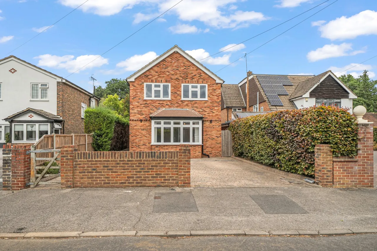 4 bed house for sale, Mayfield Avenue, New Haw, KT15