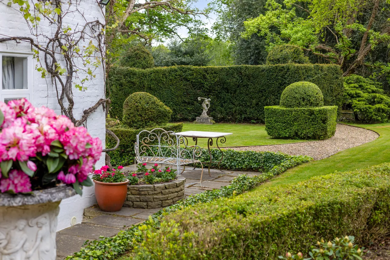 Lyne, Chertsey, KT16, photo 2