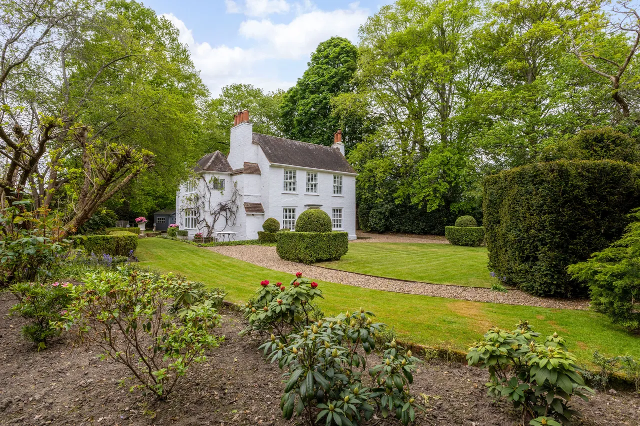 4 bed house for sale — Lyne, Chertsey, KT16