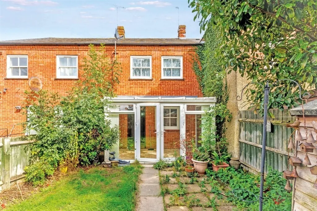 2 bed house for sale, St. James Street, Daventry, NN11