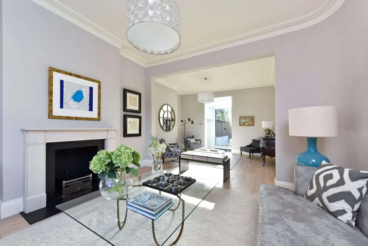 5 bed house to rent — Broomwood Road, London, SW11 6JU
