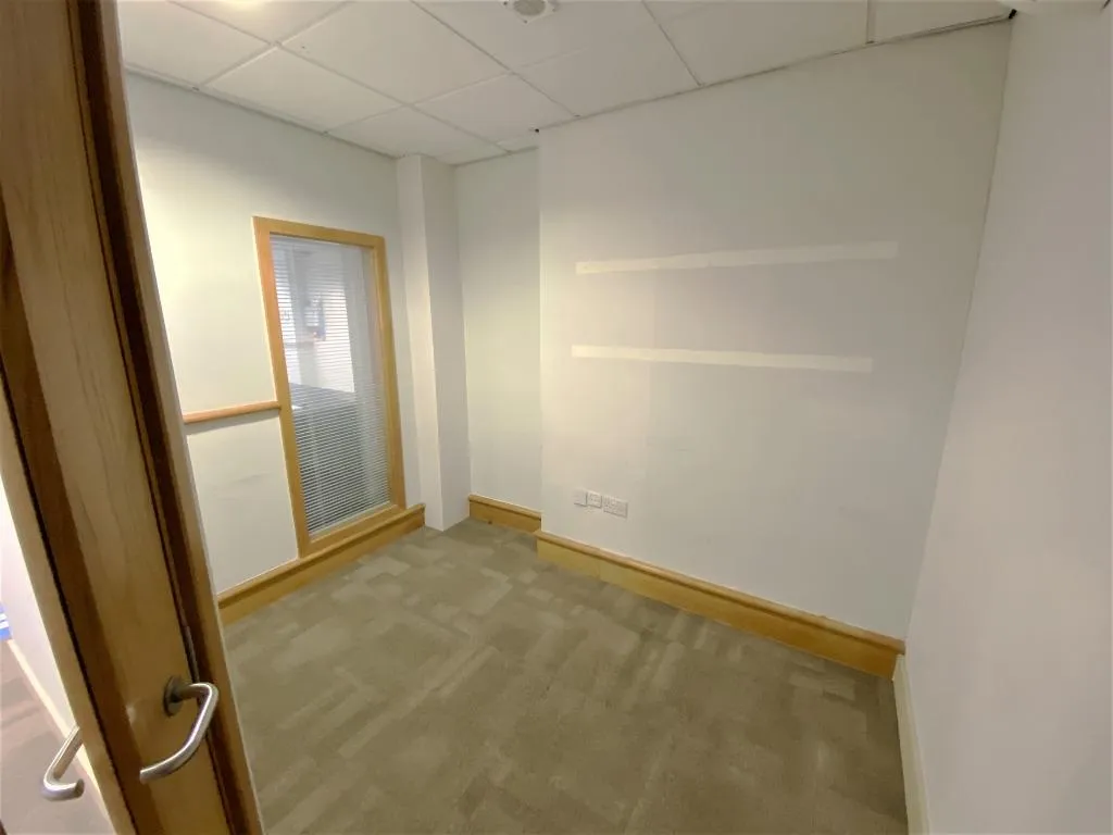 High Street, Andover, SP10, photo 5