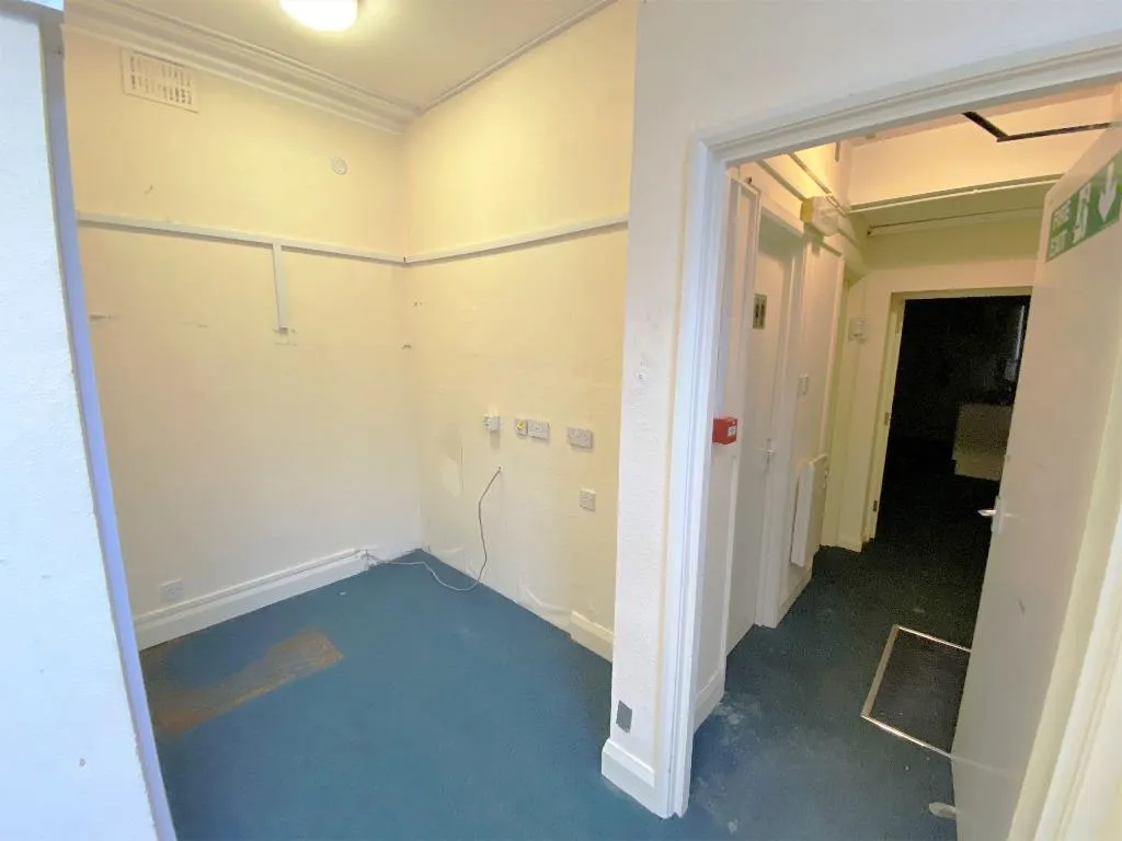 High Street, Andover, SP10, photo 7