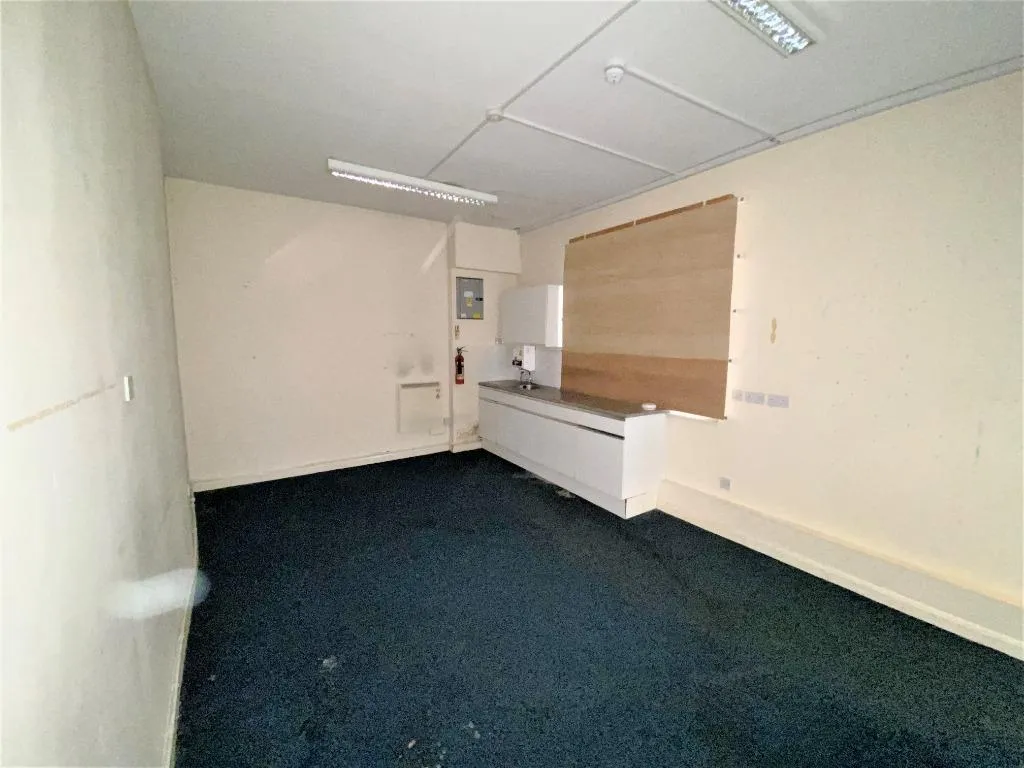 High Street, Andover, SP10, photo 8