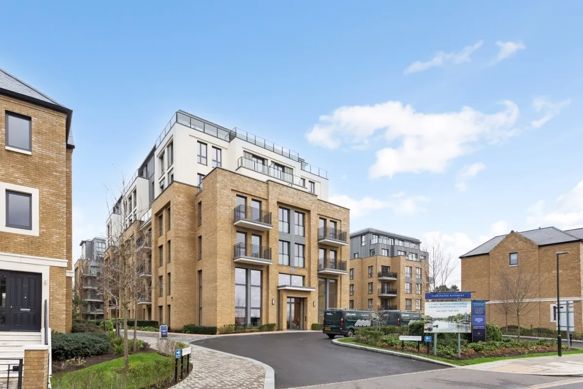2 bed flat to rent — Pinewood Gardens, Teddington, TW11