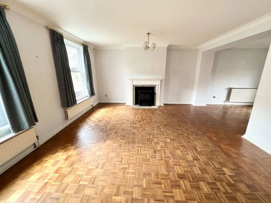House Under Offer with 4 bedrooms in Old Harlow, CM17, photo 3