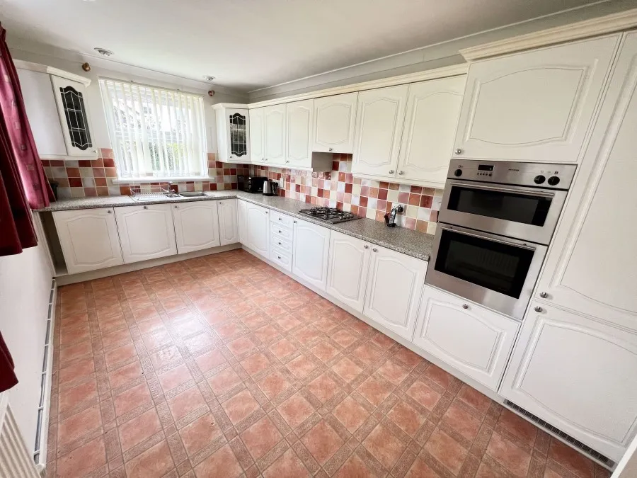 House Under Offer with 4 bedrooms in Old Harlow, CM17, photo 4
