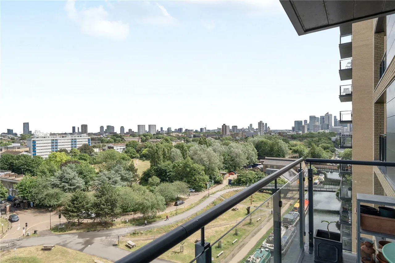 3 bed flat for sale — Palmers Road, London, E2