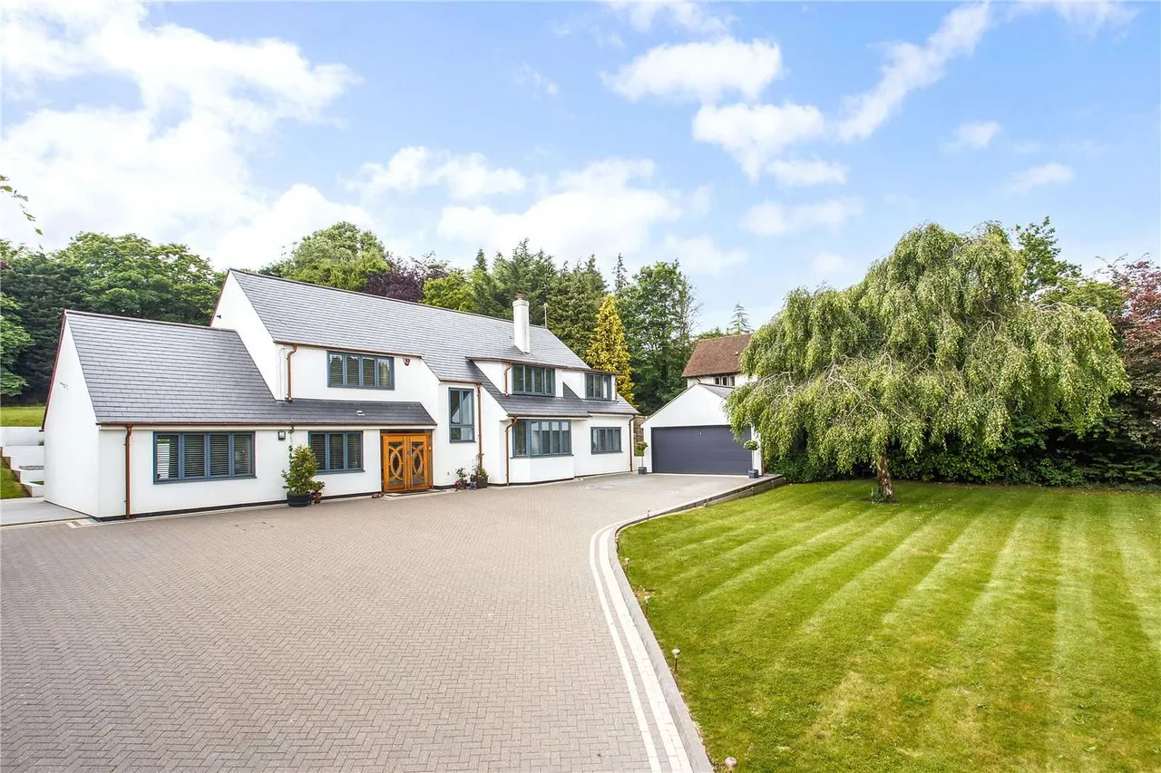 5 bed house for sale — Harmer Green Lane, Welwyn, Hertfordshire, AL6 0AS