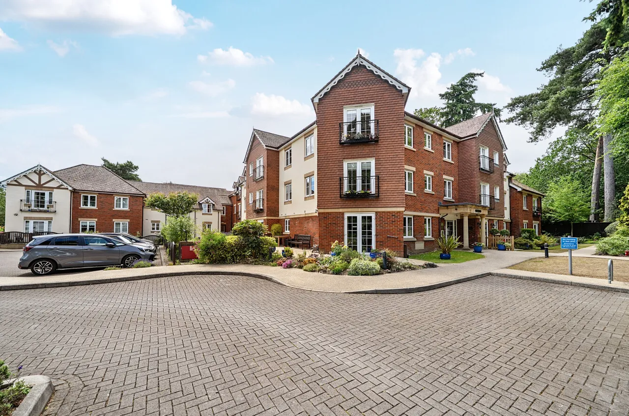 2 bed flat for sale, Branksomewood Road, Fleet, GU51