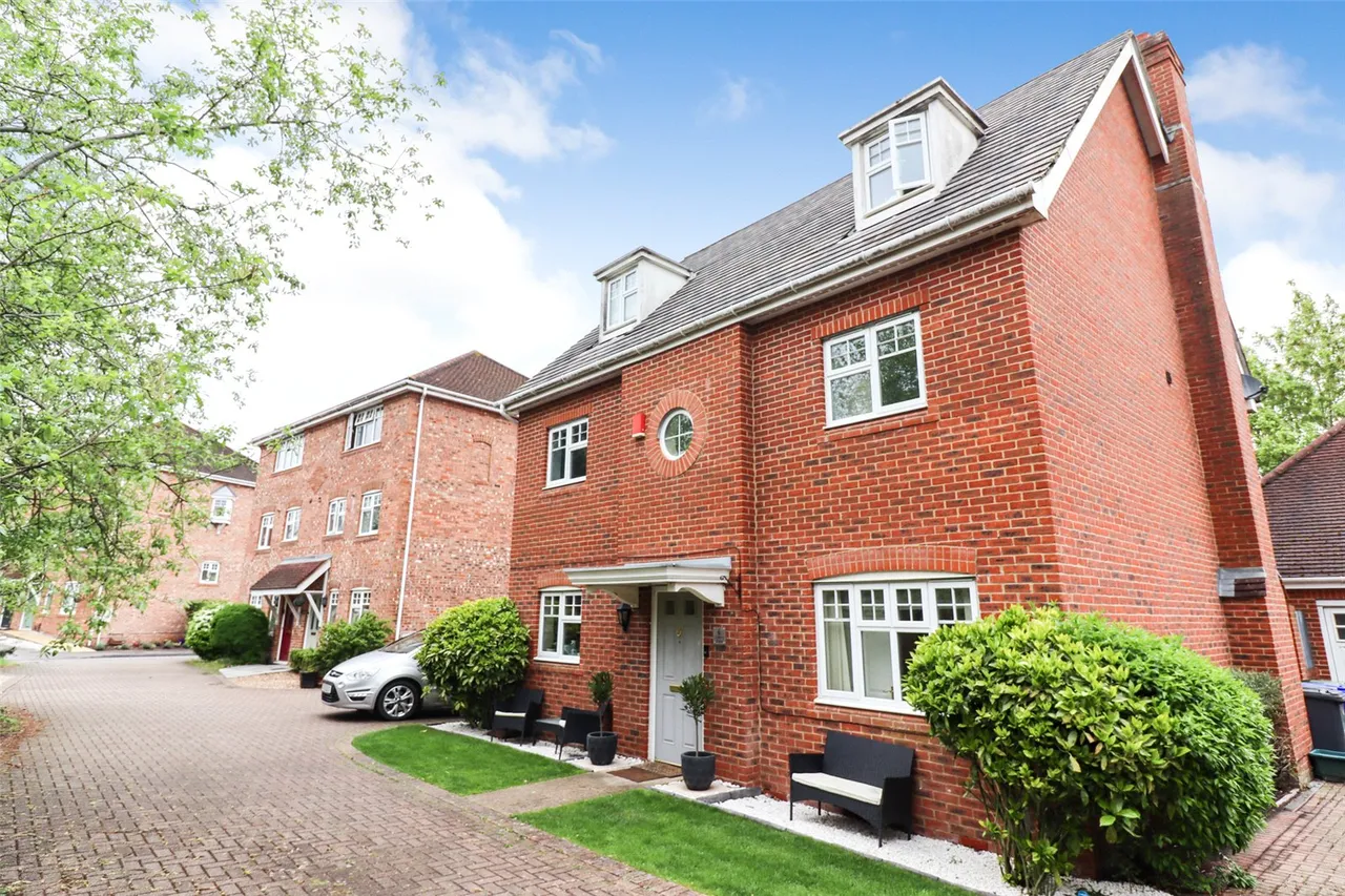 6 bed house for sale — Cudbury Drive, Fleet, Hampshire, GU51 1HQ