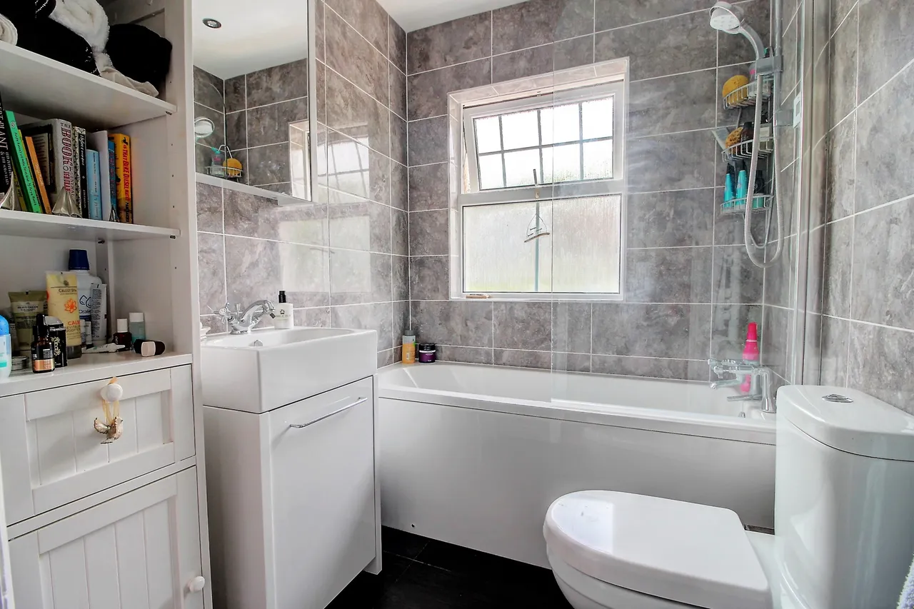 Aldermaston Road, Basingstoke, RG24, photo 13