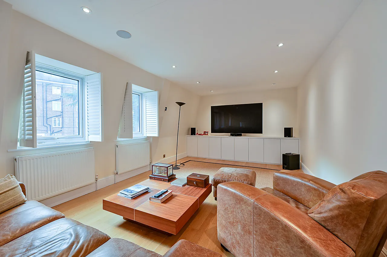 2 bed flat for sale — 1 Ascot House, Watchfield Court, Sutton Court Road, London