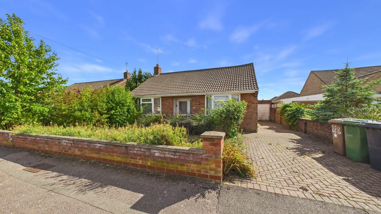 2 bed house for sale — Southfields Avenue, Peterborough, PE2