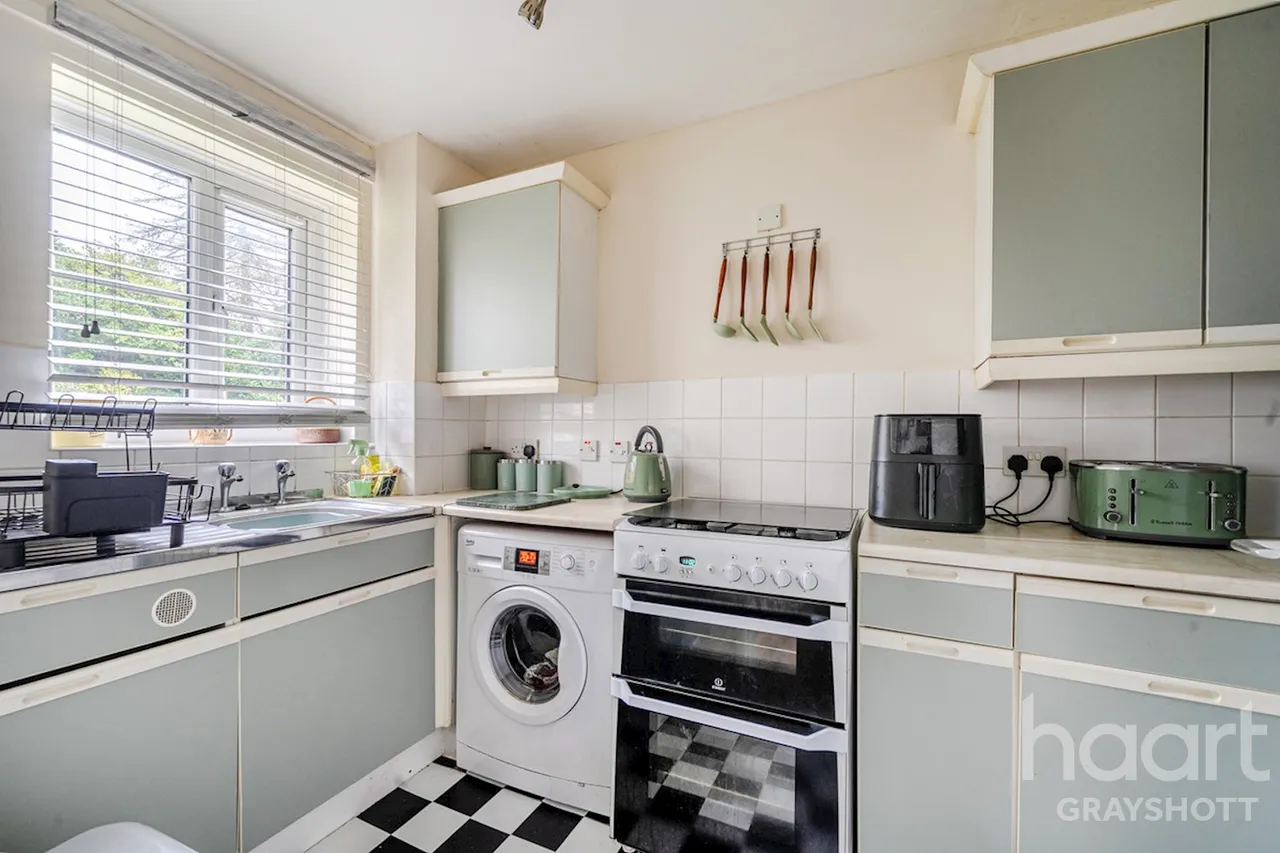 Royal Huts Avenue, Hindhead, GU26, photo 3