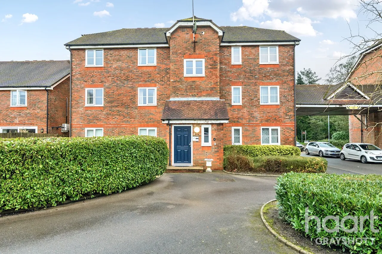 1 bed flat for sale, Royal Huts Avenue, Hindhead, GU26