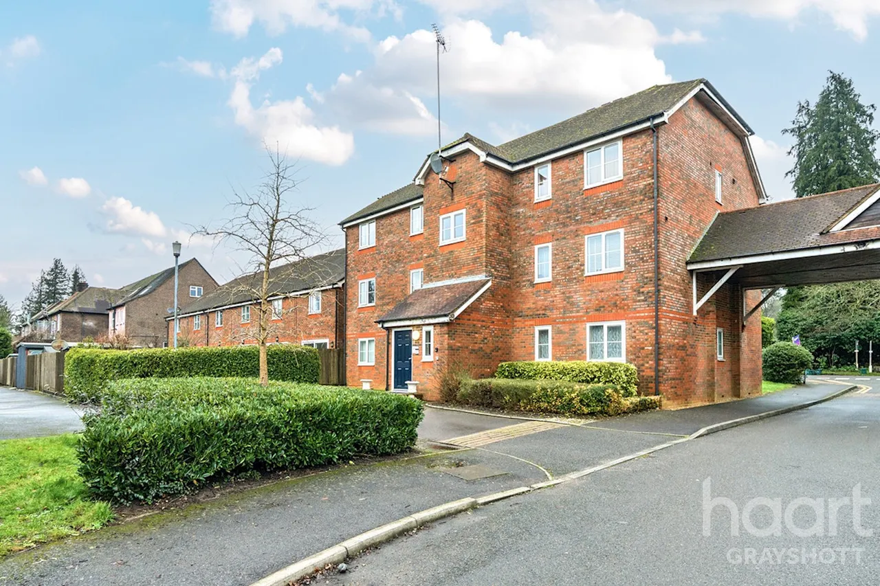 Royal Huts Avenue, Hindhead, GU26, photo 10