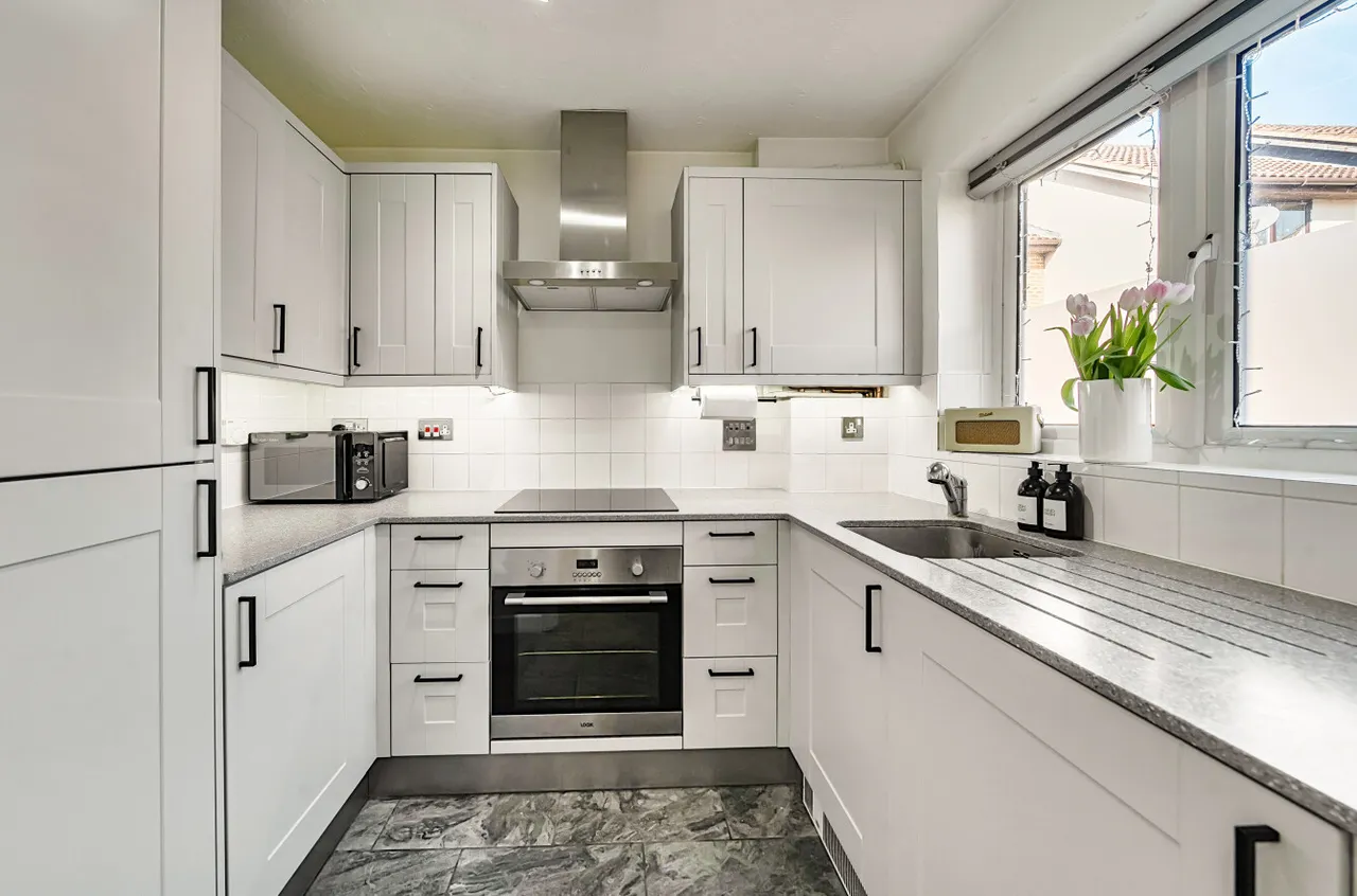 Coniston Court, Lightwater, Surrey, GU18 5AA, photo 2