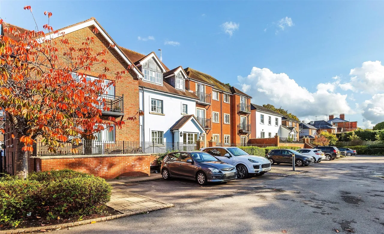 2 bed property for sale, Horsham Road, Dorking, RH4