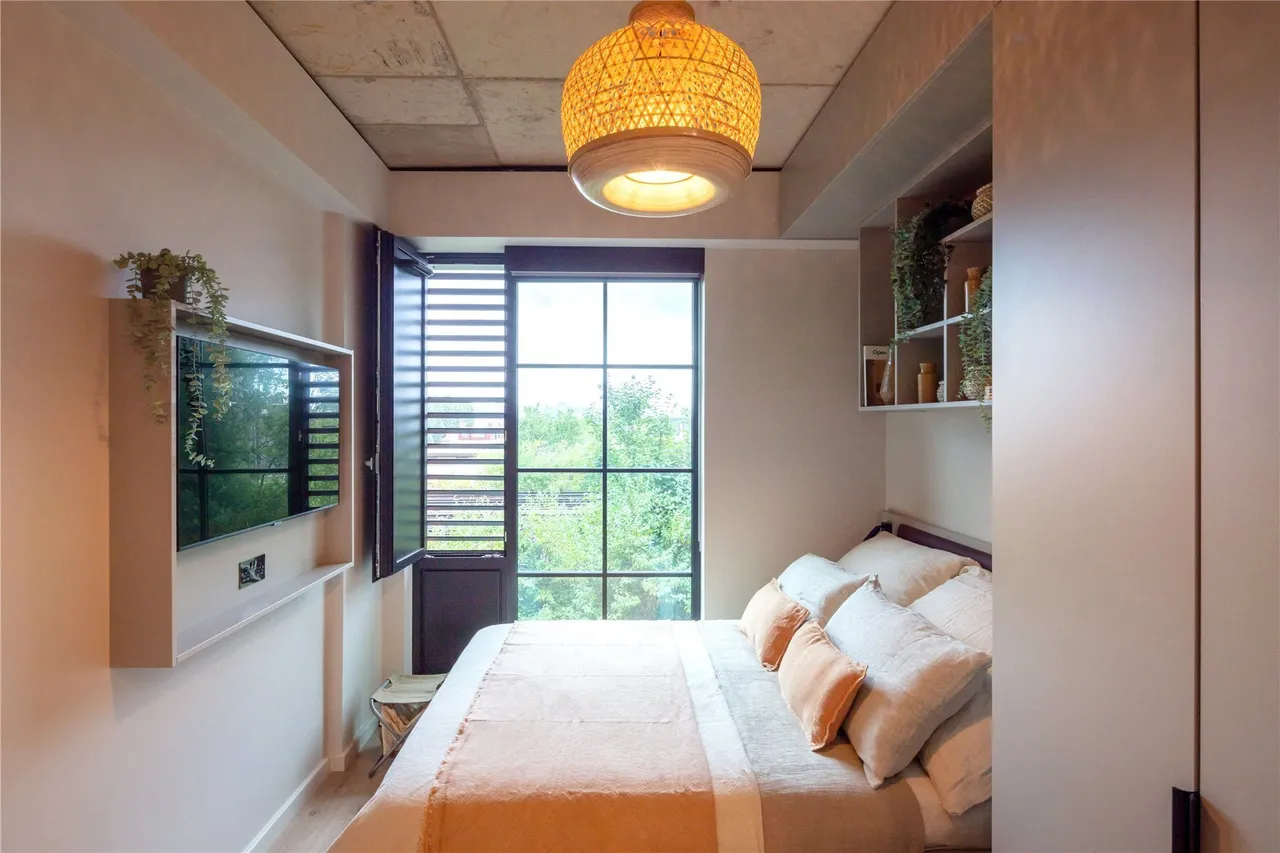 flat to rent — Comfy, Sunday Mills, Trewint Street,, Earlsfield,, SW18