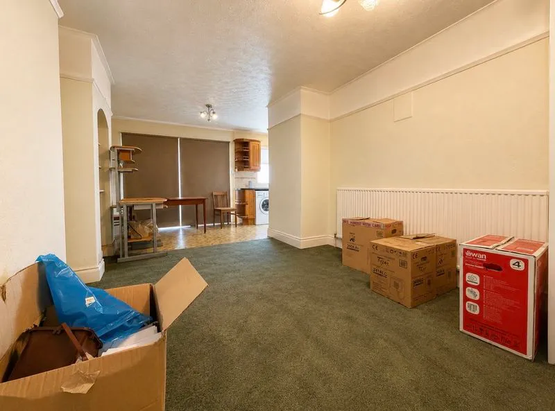 Dunstable Road, Luton LU4 8BT, photo 3