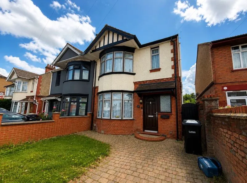 3 bed house for sale — Dunstable Road, Luton LU4 8BT