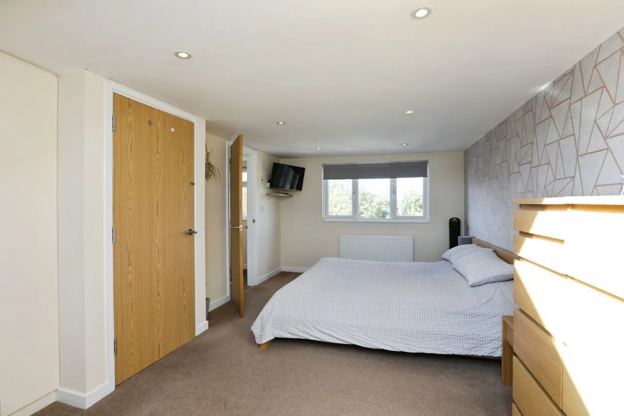 Blenheim Road, Horsham, RH12, photo 9