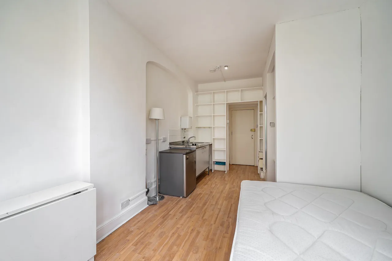 Flat 3, 22 Marloes Road, London, photo 6