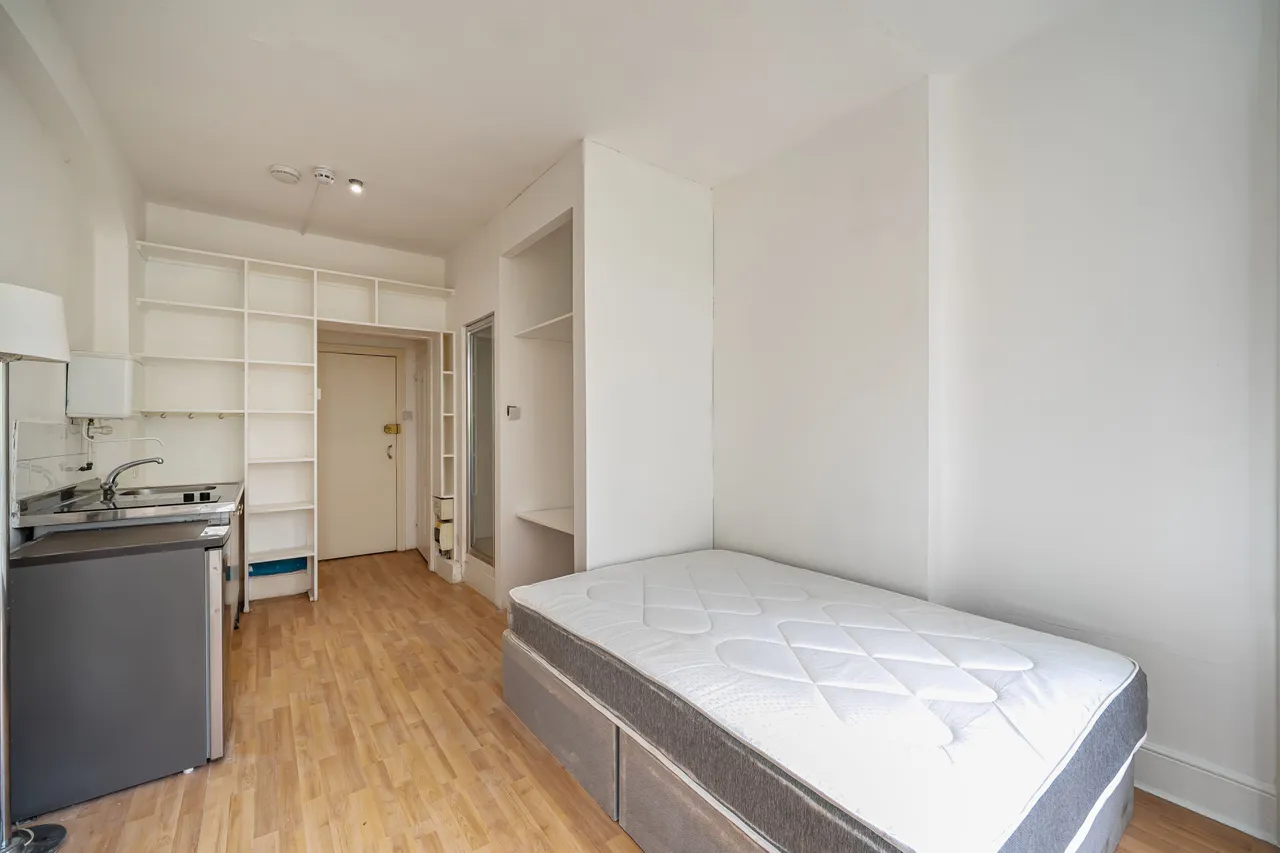 Flat 3, 22 Marloes Road, London, photo 2