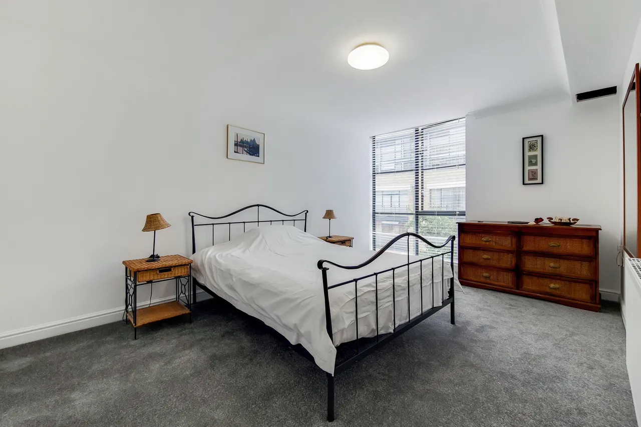 Brentford, TW8, photo 8