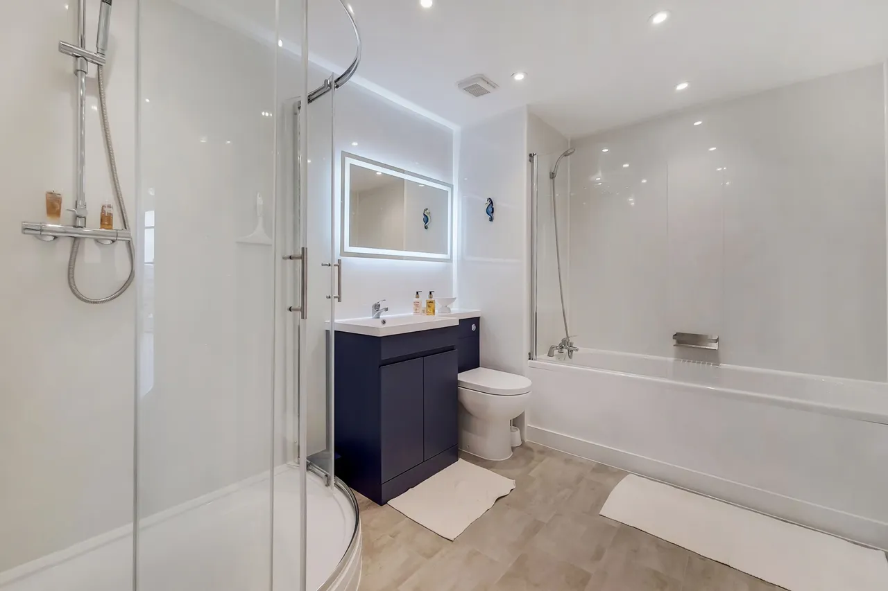 Brentford, TW8, photo 10