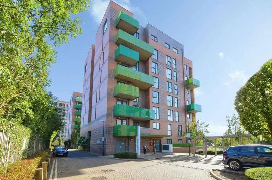 3 bed flat to rent, Matthews Close, Wembley, HA9