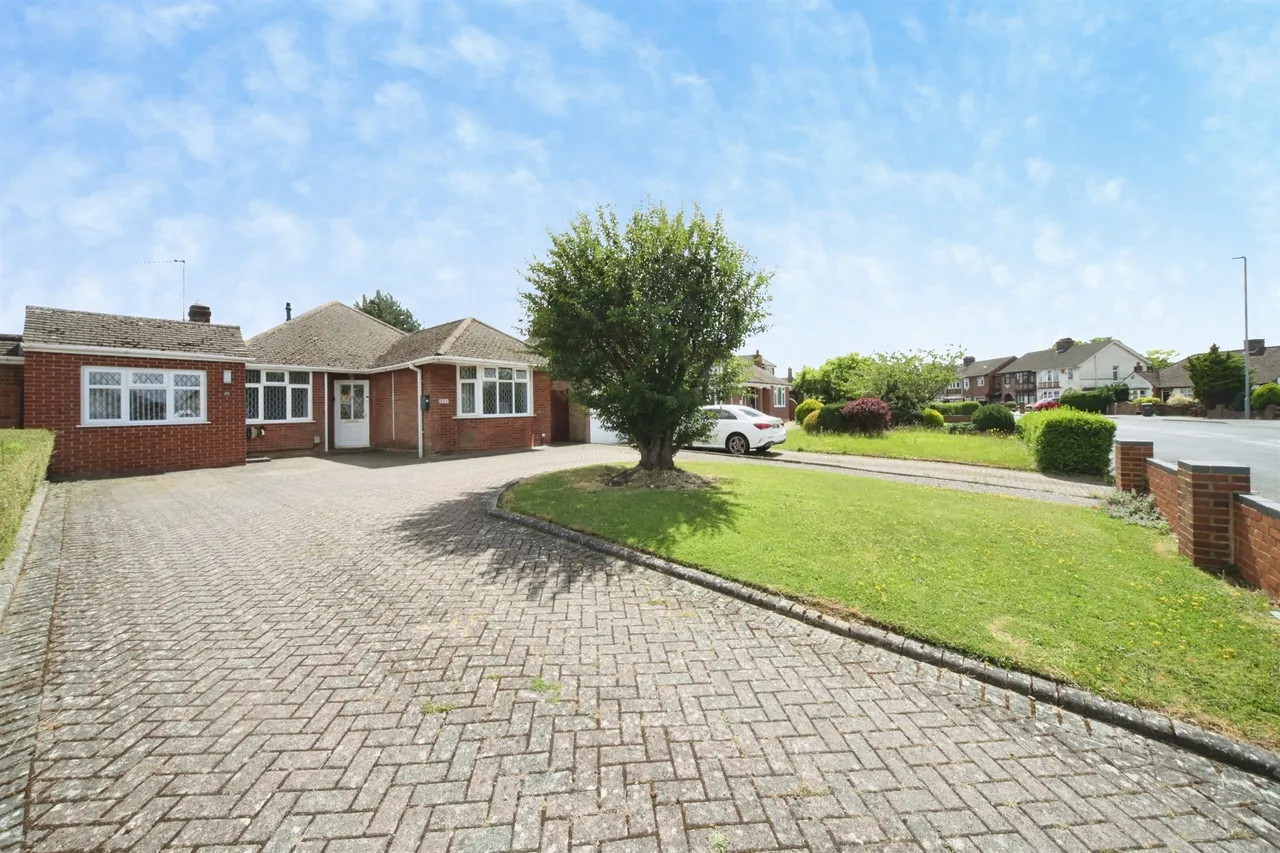 4 bed house for sale — Hitchin Road, Luton