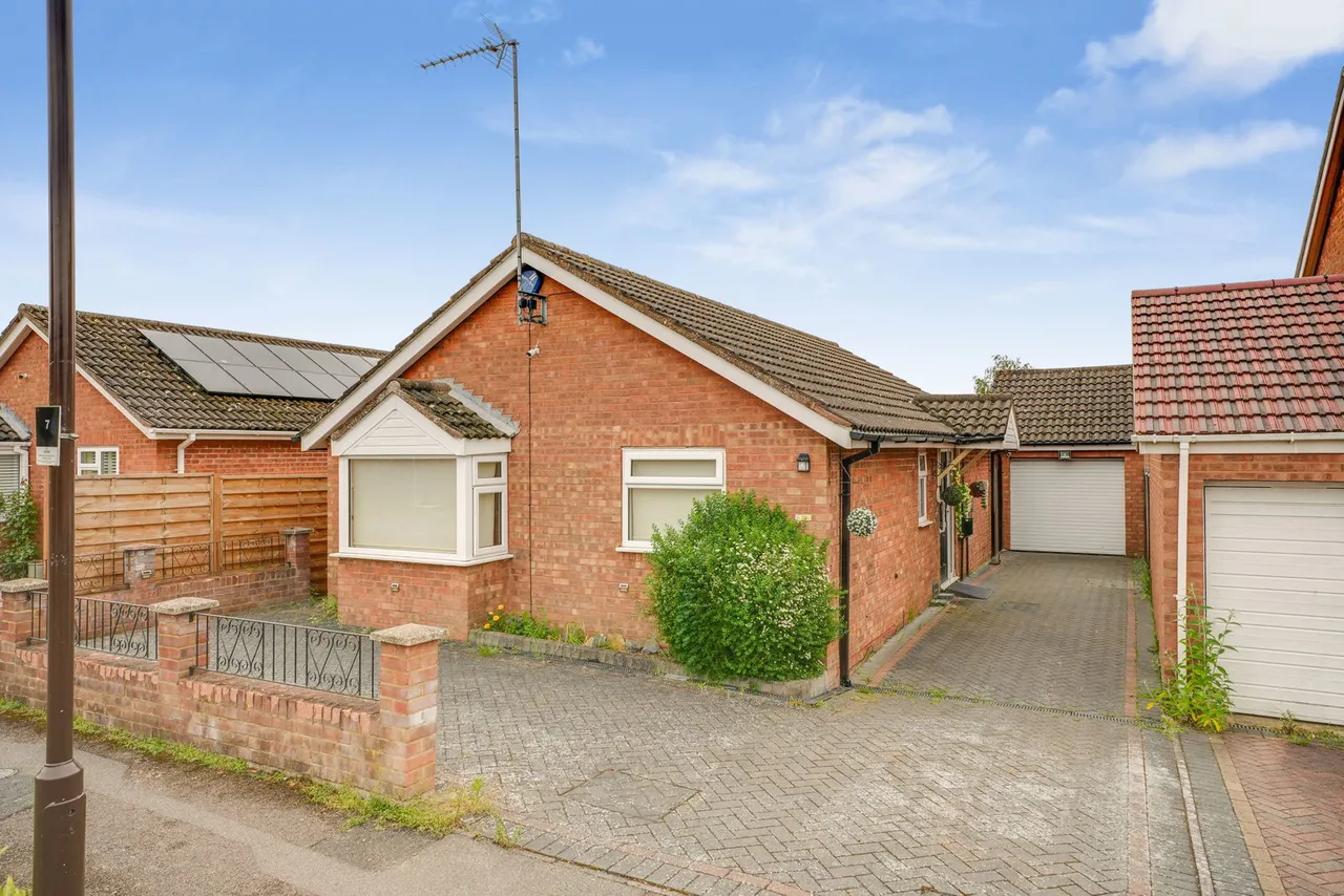 2 bed house for sale — Abbey Way, Bradville, Milton Keynes, MK13 7EJ