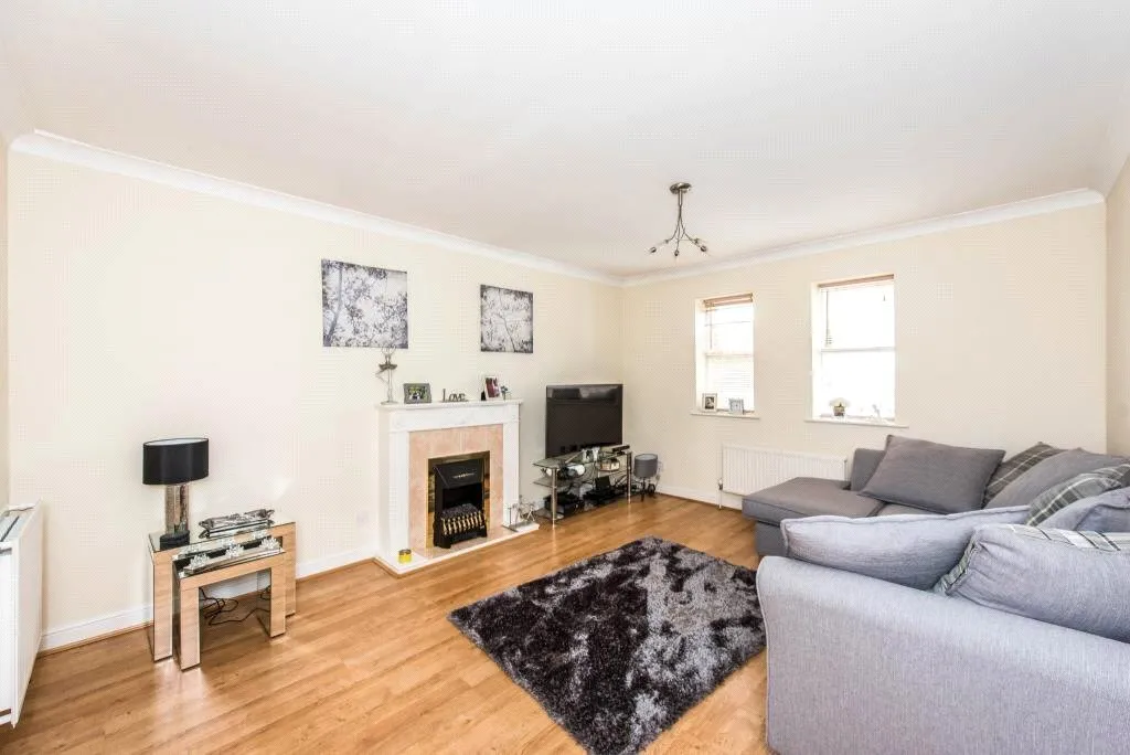 2 bed flat for sale, Lyster Mews, Cobham, KT11
