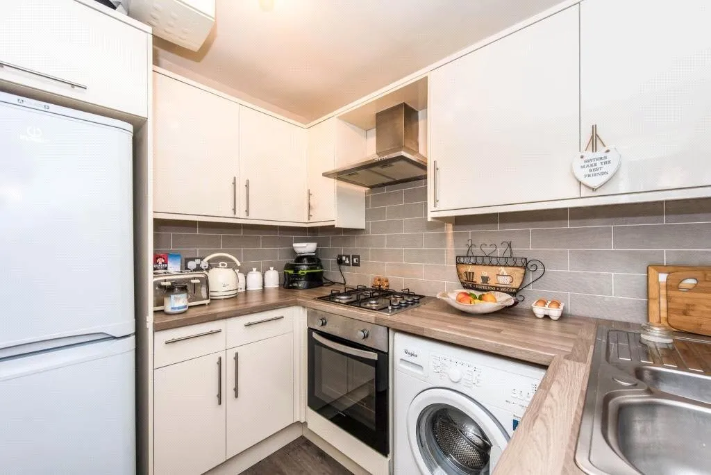 Lyster Mews, Cobham, KT11, photo 2