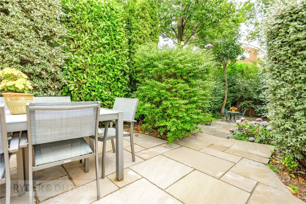 Thorpe Close, Austerlands, OL4, photo 13