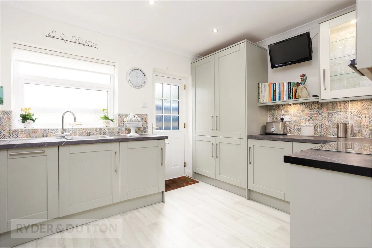 Thorpe Close, Austerlands, OL4, photo 4