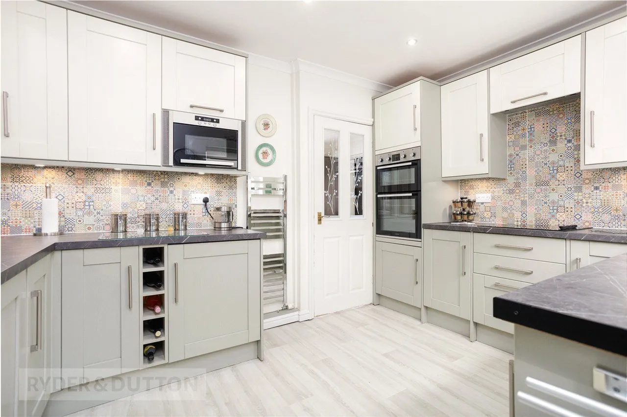 Thorpe Close, Austerlands, OL4, photo 3