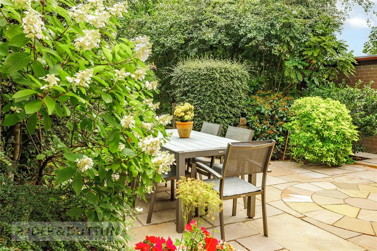 Thorpe Close, Austerlands, OL4, photo 15