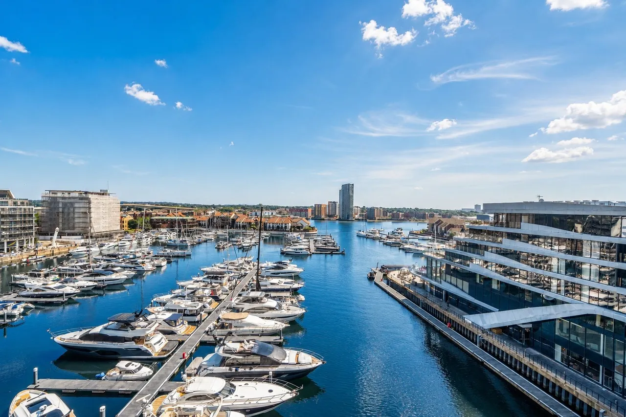 2 bed flat for sale, Maritime Walk, Ocean Village, SO14
