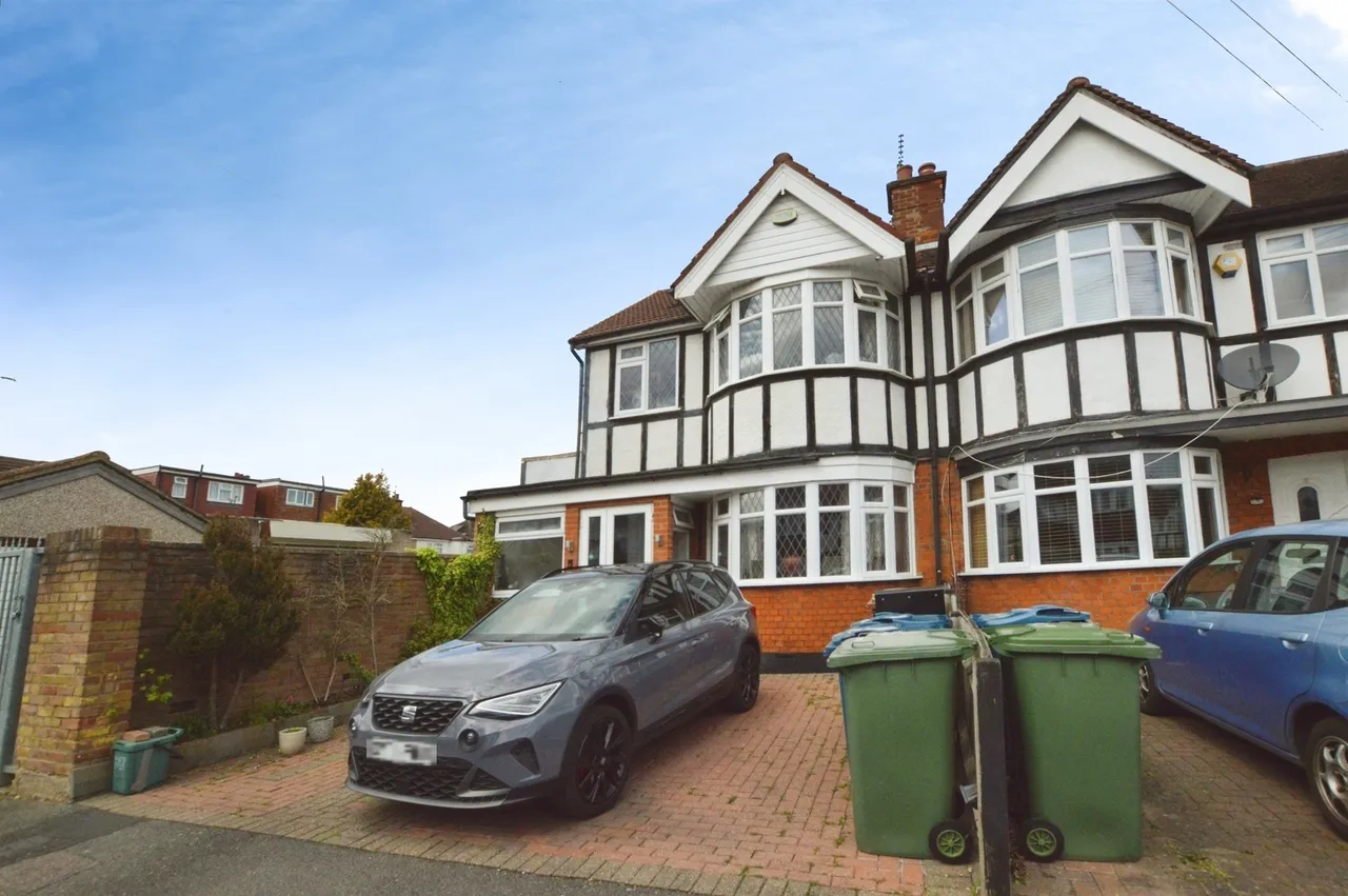 4 bed house for sale — Minehead Road, Harrow