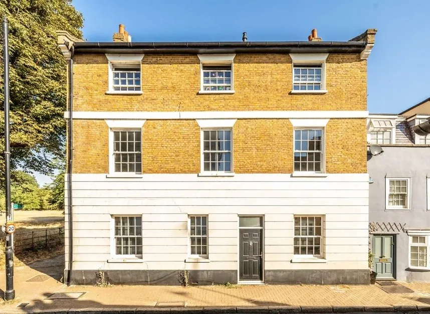3 bed flat to rent, Thames Street, Lower Sunbury, TW16