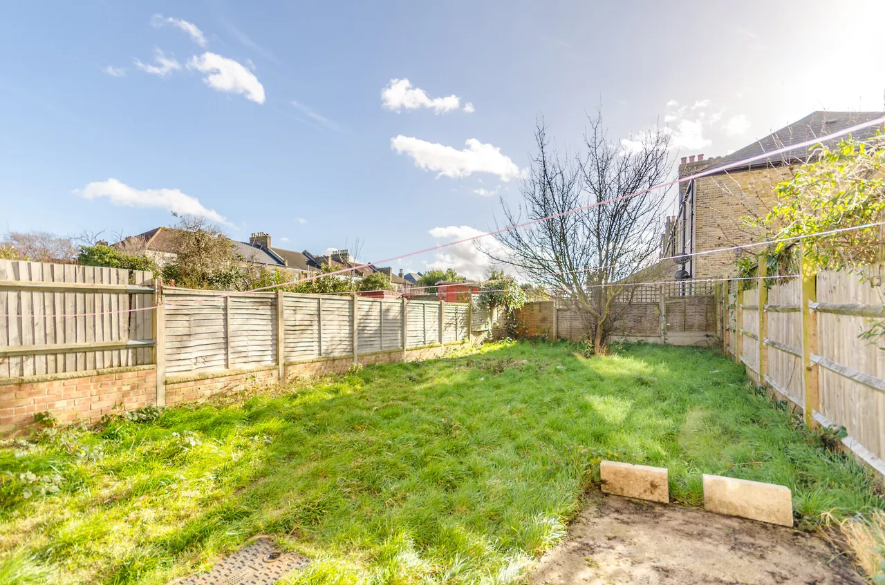 2 bed flat for sale — 53a Dowanhill Road, London