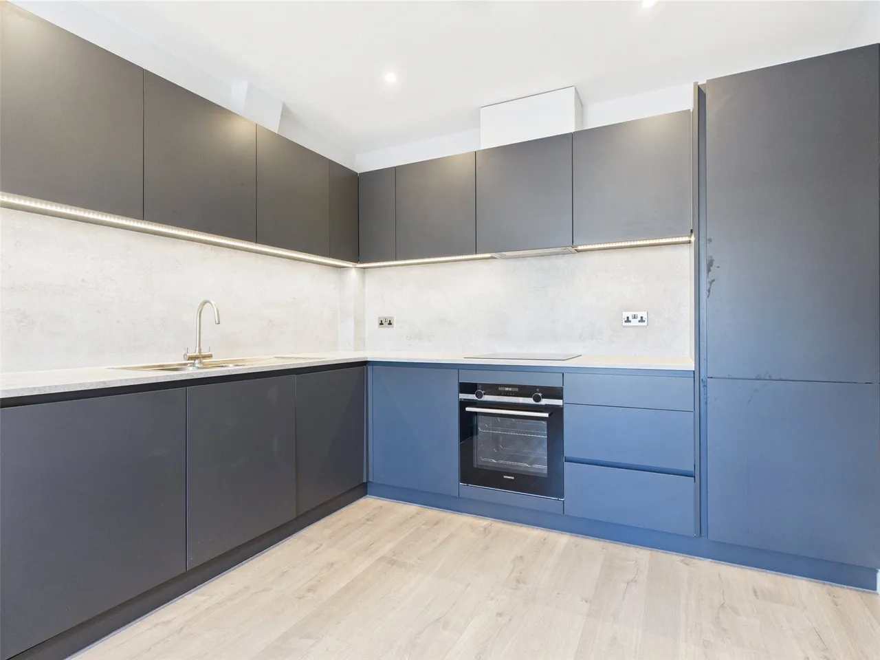 Batavia Road, Sunbury-On-Thames, TW16, photo 2