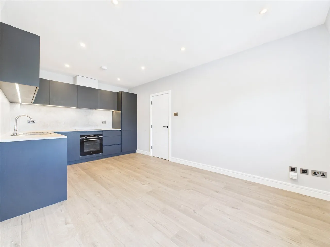 Batavia Road, Sunbury-On-Thames, TW16, photo 3